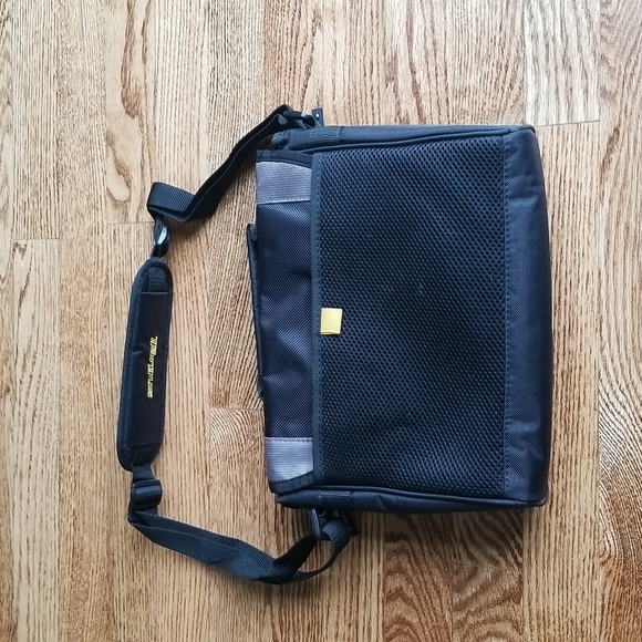 Targus Netbook Carrier Case ❤ Multiple Storage Compartments ❤ Adjustable Strap - Picture 8 of 10